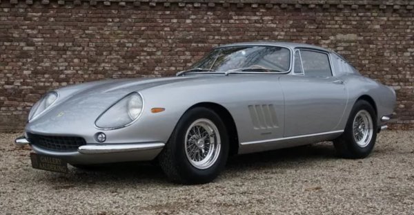 Първоначално представено на автомобилното изложение в Париж през 1966 г., Ferrari 275 GTB/4 е първото серийно, което разполага с най-модерния V12 двигател на марката. С максимална мощност от 300 конски сили и максимална скорост от 270 км/ч това е един от най-бързите автомобили на своята ера.

Кейдж купи своя 275 GTB/4 през 2007 г.  и го запази до 2014 г., когато беше продаден на базиран в Обединеното кралство колекционер. Едва ли я е карал много, тъй като километражът не показваше и 100 000 през 2018-а.

Колата беше завършена в оригиналния си цвят Argento с интериор от светлокафява кожа и след като Кейдж стана собственик, върната към оригиналните си фабрични характеристики.